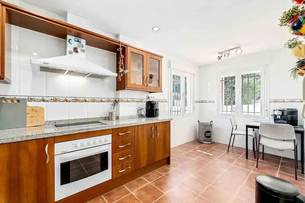 4 Bed Detached Villa Close To Golf & Beach With Shared Pool. Malaga